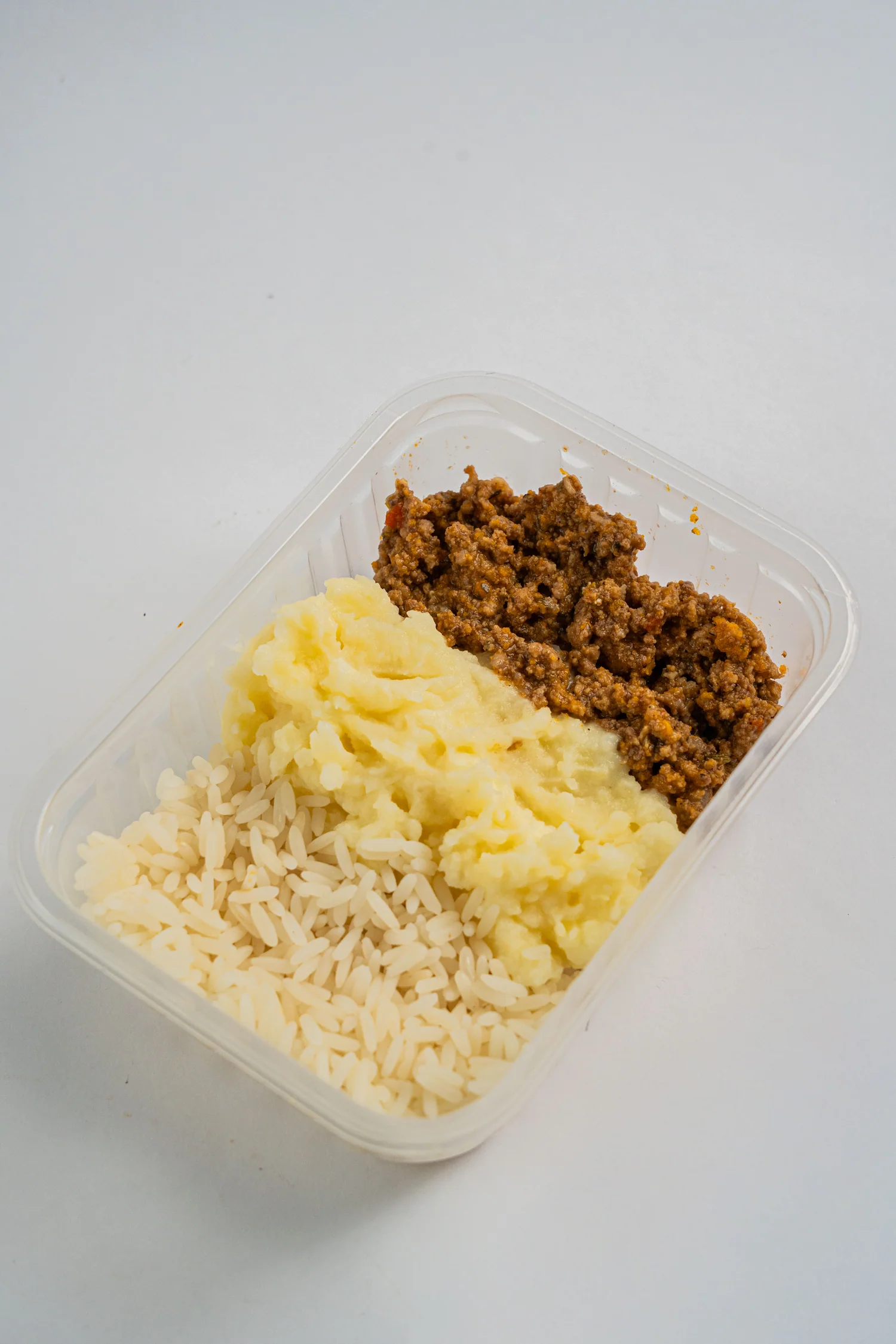 Carne moída com arroz branco e purê de batata