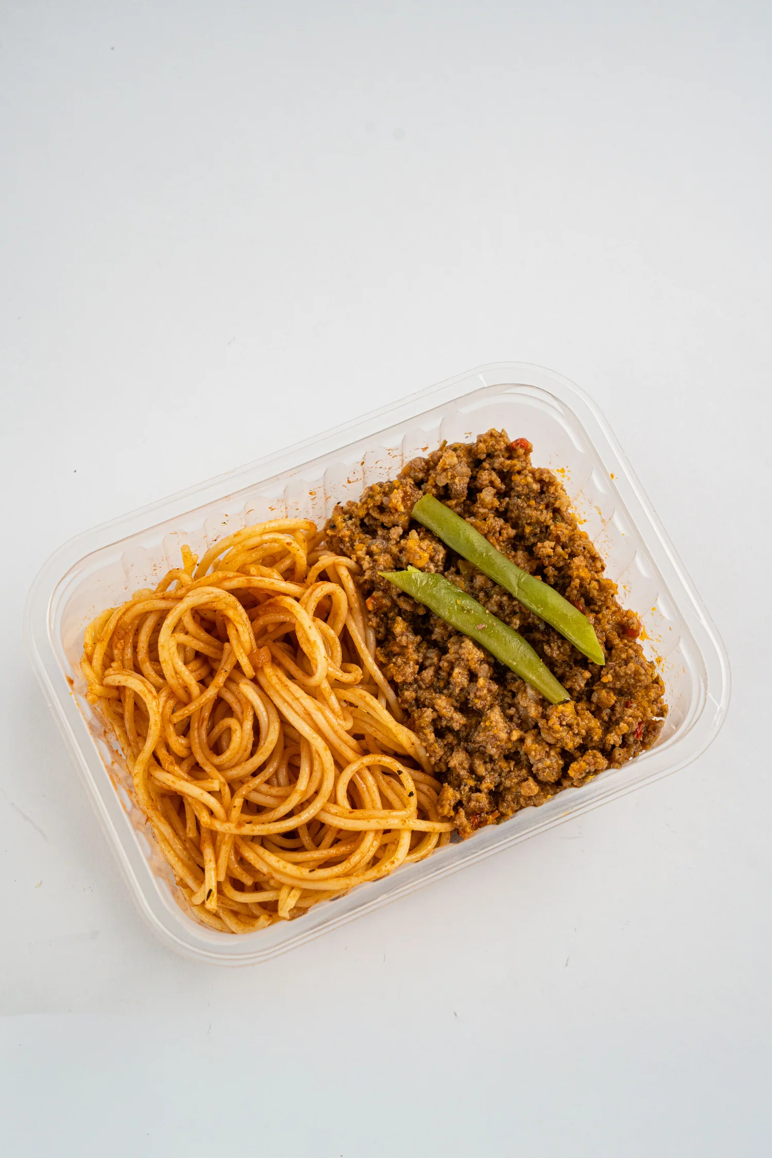 Marmita com carne moída e macarrão ao molho de tomate