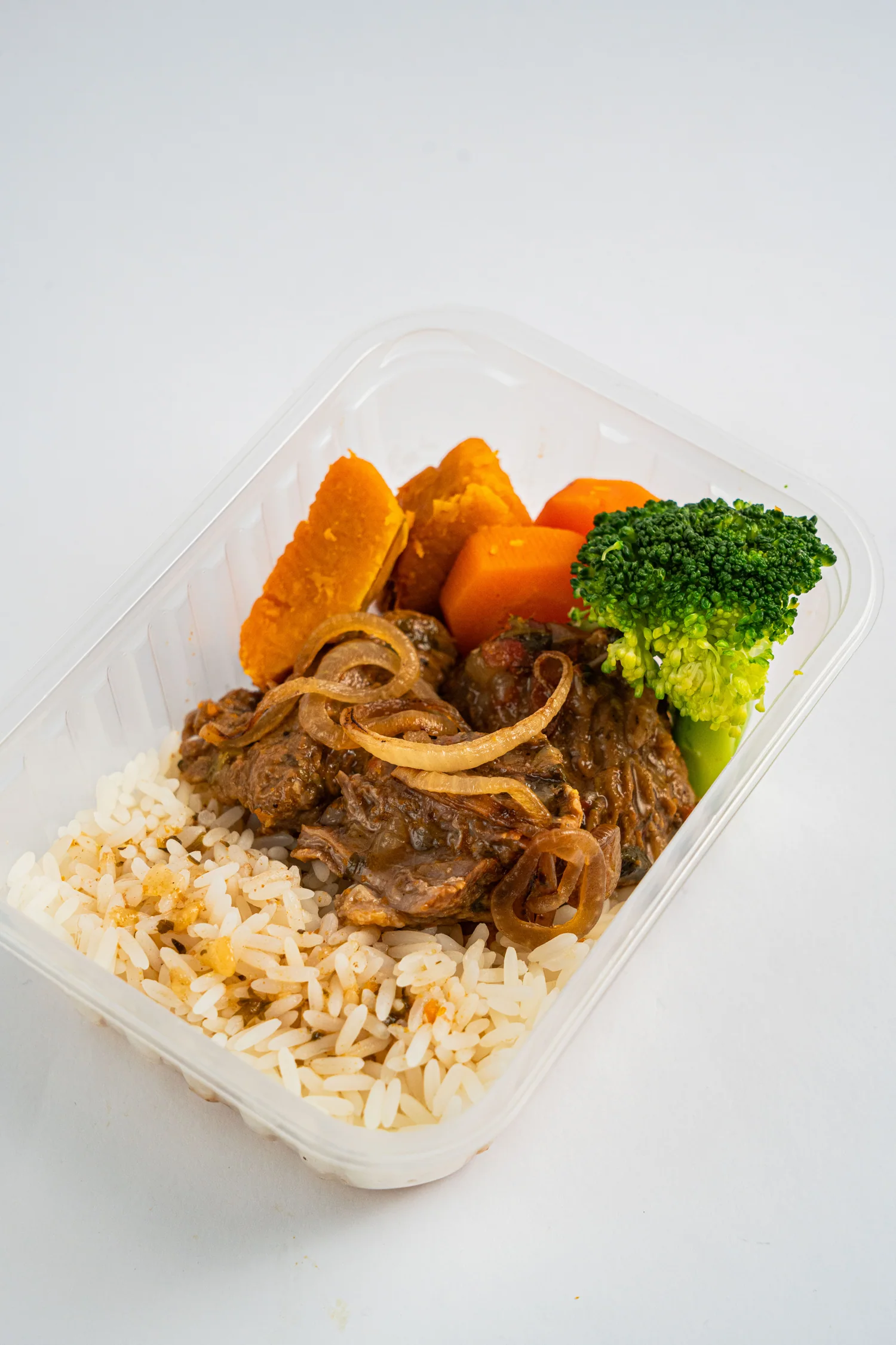 Marmita com carne de panela, arroz integral e legumes