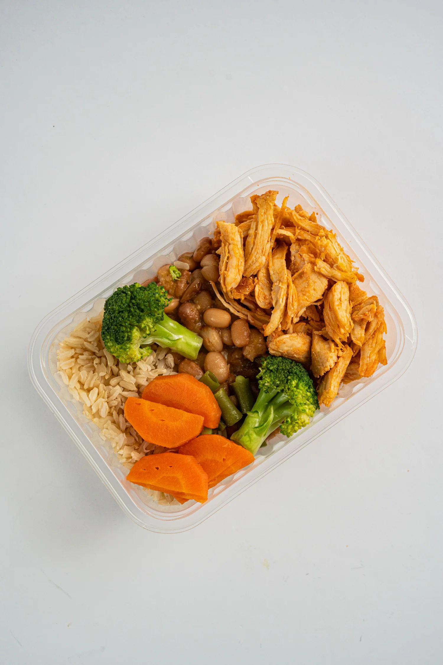 Marmita com frango desfiado, arroz integral, feijão e legumes
